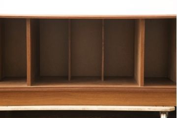 和製ビンテージ　ウォールナット　希少なデザインとサイズ感が魅力的なシャッターローボード(テレビ台、レコードラック、オーディオラック、収納棚、ヴィンテージ)(R-056298)
