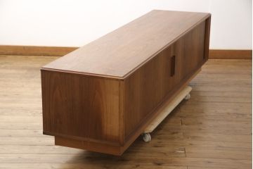 和製ビンテージ　ウォールナット　希少なデザインとサイズ感が魅力的なシャッターローボード(テレビ台、レコードラック、オーディオラック、収納棚、ヴィンテージ)(R-056298)