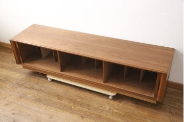 和製ビンテージ　ウォールナット　希少なデザインとサイズ感が魅力的なシャッターローボード(テレビ台、レコードラック、オーディオラック、収納棚、ヴィンテージ)(R-056298)