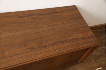 和製ビンテージ　ウォールナット　希少なデザインとサイズ感が魅力的なシャッターローボード(テレビ台、レコードラック、オーディオラック、収納棚、ヴィンテージ)(R-056298)