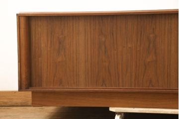和製ビンテージ　ウォールナット　希少なデザインとサイズ感が魅力的なシャッターローボード(テレビ台、レコードラック、オーディオラック、収納棚、ヴィンテージ)(R-056298)