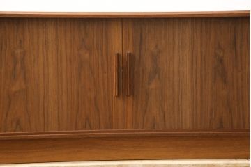 和製ビンテージ　ウォールナット　希少なデザインとサイズ感が魅力的なシャッターローボード(テレビ台、レコードラック、オーディオラック、収納棚、ヴィンテージ)(R-056298)