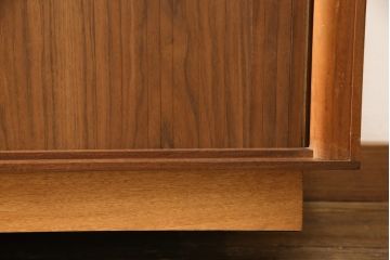 和製ビンテージ　ウォールナット　希少なデザインとサイズ感が魅力的なシャッターローボード(テレビ台、レコードラック、オーディオラック、収納棚、ヴィンテージ)(R-056298)