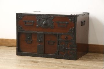 和製アンティーク　前面桐材　凝ったつくりの金具が目を引く船箪笥(帳箱、引き出し、和タンス、小物収納、時代箪笥)(R-056300)