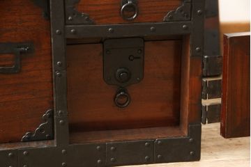 和製アンティーク　前面桐材　凝ったつくりの金具が目を引く船箪笥(帳箱、引き出し、和タンス、小物収納、時代箪笥)(R-056300)
