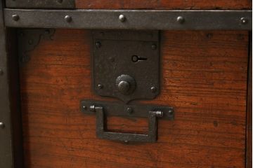 和製アンティーク　前面桐材　凝ったつくりの金具が目を引く船箪笥(帳箱、引き出し、和タンス、小物収納、時代箪笥)(R-056300)