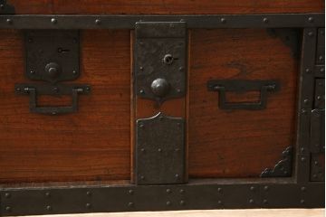 和製アンティーク　前面桐材　凝ったつくりの金具が目を引く船箪笥(帳箱、引き出し、和タンス、小物収納、時代箪笥)(R-056300)