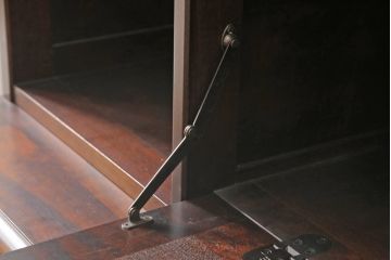 中古　美品　希少な絶版品!　北海道民芸家具　たっぷり収納で使い勝手の良いビューロー食器棚(キャビネット、戸棚、収納棚)(R-056303)