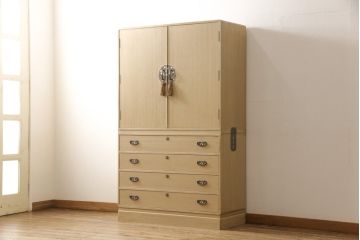 中古　美品　衣装盆付き　梅のデザインの金具が上品な雰囲気を醸し出す加茂総桐箪笥(並厚)(総桐たんす、引き出し、チェスト、着物箪笥、和タンス)(R-056327)