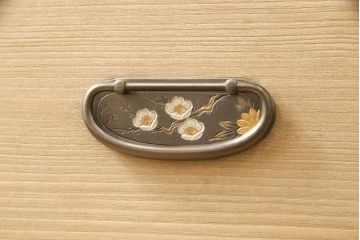 中古　美品　衣装盆付き　梅のデザインの金具が上品な雰囲気を醸し出す加茂総桐箪笥(並厚)(総桐たんす、引き出し、チェスト、着物箪笥、和タンス)(R-056327)