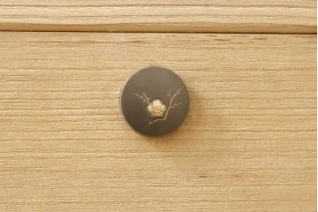 中古　美品　衣装盆付き　梅のデザインの金具が上品な雰囲気を醸し出す加茂総桐箪笥(並厚)(総桐たんす、引き出し、チェスト、着物箪笥、和タンス)(R-056327)