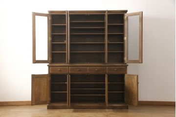 中古　美品　オーク材　ナラ材　国産手造り家具　プロビンシャルデザインの中にも上質さが感じられるキッチンキャビネット(食器棚、戸棚、収納棚)(R-056328)