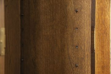 中古　美品　オーク材　ナラ材　国産手造り家具　プロビンシャルデザインの中にも上質さが感じられるキッチンキャビネット(食器棚、戸棚、収納棚)(R-056328)