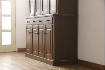 中古　美品　オーク材　ナラ材　国産手造り家具　プロビンシャルデザインの中にも上質さが感じられるキッチンキャビネット(食器棚、戸棚、収納棚)(R-056328)