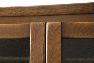 中古　美品　オーク材　ナラ材　国産手造り家具　プロビンシャルデザインの中にも上質さが感じられるキッチンキャビネット(食器棚、戸棚、収納棚)(R-056328)