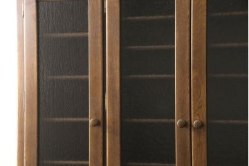 中古　美品　オーク材　ナラ材　国産手造り家具　プロビンシャルデザインの中にも上質さが感じられるキッチンキャビネット(食器棚、戸棚、収納棚)(R-056328)