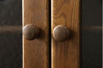 中古　美品　オーク材　ナラ材　国産手造り家具　プロビンシャルデザインの中にも上質さが感じられるキッチンキャビネット(食器棚、戸棚、収納棚)(R-056328)