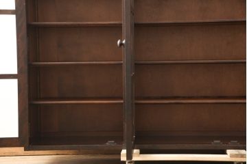 中古　北海道民芸家具　美品　脚(台輪)付きリメイク　クラシカルなデザインが素敵なサイドキャビネット(サイドボード、収納棚、戸棚、本箱、ブックケース)(R-056329)