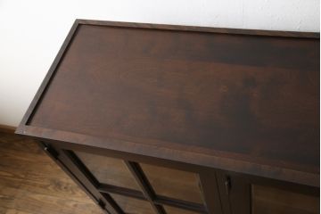 中古　北海道民芸家具　美品　脚(台輪)付きリメイク　クラシカルなデザインが素敵なサイドキャビネット(サイドボード、収納棚、戸棚、本箱、ブックケース)(R-056329)