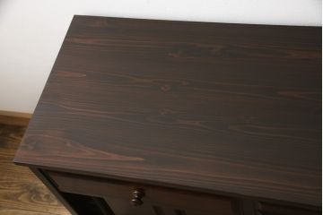 中古　美品　北海道民芸家具　天板リメイク付き　シックなサイドボード(収納棚、戸棚、リビングボード)(R-056330)