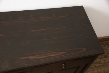 中古　美品　北海道民芸家具　天板リメイク付き　シックなサイドボード(収納棚、戸棚、リビングボード)(R-056330)