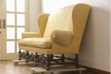 中古　美品　DREXEL HERITAGE(ドレクセルヘリテイジ)　希少モデル!彫刻入り2.5人掛けソファ(3人掛けソファ)(R-056332)