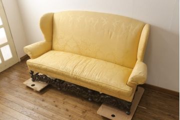 中古　美品　DREXEL HERITAGE(ドレクセルヘリテイジ)　希少モデル!彫刻入り2.5人掛けソファ(3人掛けソファ)(R-056332)