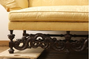 中古　美品　DREXEL HERITAGE(ドレクセルヘリテイジ)　希少モデル!彫刻入り2.5人掛けソファ(3人掛けソファ)(R-056332)