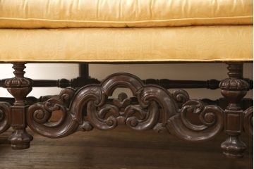 中古　美品　DREXEL HERITAGE(ドレクセルヘリテイジ)　希少モデル!彫刻入り2.5人掛けソファ(3人掛けソファ)(R-056332)