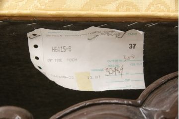 中古　美品　DREXEL HERITAGE(ドレクセルヘリテイジ)　希少モデル!彫刻入り2.5人掛けソファ(3人掛けソファ)(R-056332)