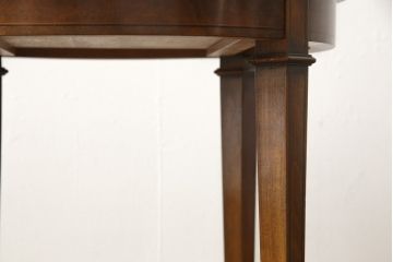 アメリカビンテージ　洗練された佇まいに気品を感じるサイドテーブル(コーヒーテーブル、カフェテーブル、ラウンドテーブル、ヴィンテージ)(R-056334)