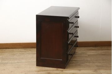 中古　国産民芸家具　深みのある色合いがシックな雰囲気を醸し出す小振りなチェスト(和タンス、引き出し、衣装箪笥)(R-056335)