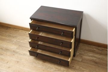 中古　国産民芸家具　深みのある色合いがシックな雰囲気を醸し出す小振りなチェスト(和タンス、引き出し、衣装箪笥)(R-056335)