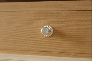 中古　美品　伝統工芸品　大阪泉州　桑材のアクセントがモダンな雰囲気を醸し出す総桐箪笥(胴丸)(総桐たんす、引き出し、チェスト、衣装箪笥、和タンス)(定価約250万円)(R-056341)