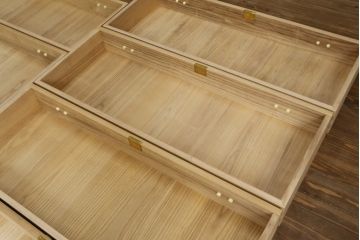 中古　美品　伝統工芸品　大阪泉州　桑材のアクセントがモダンな雰囲気を醸し出す総桐箪笥(胴丸)(総桐たんす、引き出し、チェスト、衣装箪笥、和タンス)(定価約250万円)(R-056341)