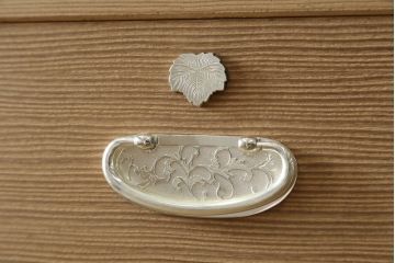 中古　美品　伝統工芸品　大阪泉州　桑材のアクセントがモダンな雰囲気を醸し出す総桐箪笥(胴丸)(総桐たんす、引き出し、チェスト、衣装箪笥、和タンス)(定価約250万円)(R-056341)