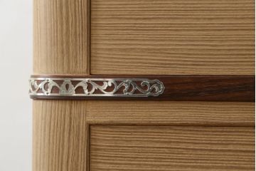 中古　美品　伝統工芸品　大阪泉州　桑材のアクセントがモダンな雰囲気を醸し出す総桐箪笥(胴丸)(総桐たんす、引き出し、チェスト、衣装箪笥、和タンス)(定価約250万円)(R-056341)