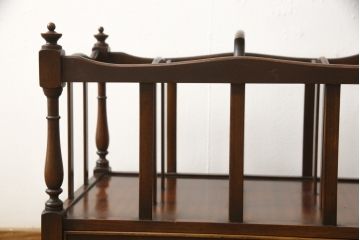 最高級　イギリスビンテージ　Bevan Funnell(ベヴァン・ファンネル)　Reprodux　マホガニー材　細部まで凝ったデザインが魅力的なマガジンラック(本立て、ヴィンテージ)(R-056346)