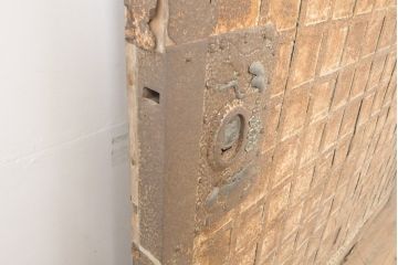 格子模様の鉄板入り!堅牢な雰囲気漂うアンティーク蔵戸1枚(鉄扉、玄関扉、引き戸、建具)(R-056351)