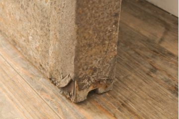 格子模様の鉄板入り!堅牢な雰囲気漂うアンティーク蔵戸1枚(鉄扉、玄関扉、引き戸、建具)(R-056351)