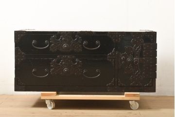 和製アンティーク　黒漆　重厚な金具が美しい庄内箪笥ローボード(テレビ台、テレビボード、ローチェスト)(R-056384)