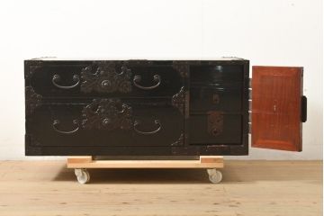 和製アンティーク　黒漆　重厚な金具が美しい庄内箪笥ローボード(テレビ台、テレビボード、ローチェスト)(R-056384)