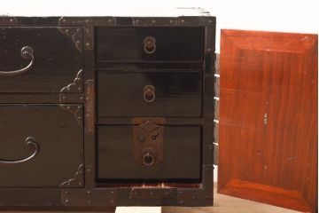 和製アンティーク　黒漆　重厚な金具が美しい庄内箪笥ローボード(テレビ台、テレビボード、ローチェスト)(R-056384)