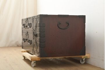 和製アンティーク　黒漆　重厚な金具が美しい庄内箪笥ローボード(テレビ台、テレビボード、ローチェスト)(R-056384)