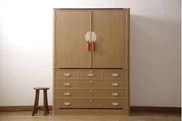 中古　美品　伝統工芸品　大阪泉州　衣装盆付き　桑材のアクセントがモダンな雰囲気を醸し出す総桐箪笥(胴丸)(総桐たんす、引き出し、チェスト、着物箪笥、和タンス)(R-056390)