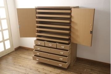 中古　美品　伝統工芸品　大阪泉州　衣装盆付き　桑材のアクセントがモダンな雰囲気を醸し出す総桐箪笥(胴丸)(総桐たんす、引き出し、チェスト、着物箪笥、和タンス)(R-056390)