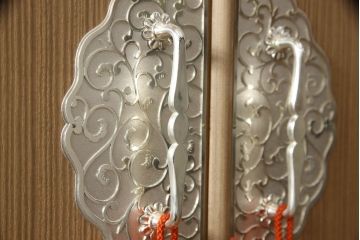中古　美品　伝統工芸品　大阪泉州　衣装盆付き　桑材のアクセントがモダンな雰囲気を醸し出す総桐箪笥(胴丸)(総桐たんす、引き出し、チェスト、着物箪笥、和タンス)(R-056390)