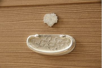 中古　美品　伝統工芸品　大阪泉州　衣装盆付き　桑材のアクセントがモダンな雰囲気を醸し出す総桐箪笥(胴丸)(総桐たんす、引き出し、チェスト、着物箪笥、和タンス)(R-056390)