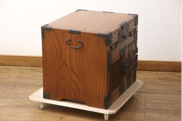 和製アンティーク　美品　三方ケヤキ材　小振りながら重厚感ある佇まいが魅力的な船箪笥(帳箱、時代箪笥、和たんす、小物収納、小箪笥)(R-056392)