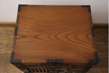 和製アンティーク　美品　三方ケヤキ材　小振りながら重厚感ある佇まいが魅力的な船箪笥(帳箱、時代箪笥、和たんす、小物収納、小箪笥)(R-056392)